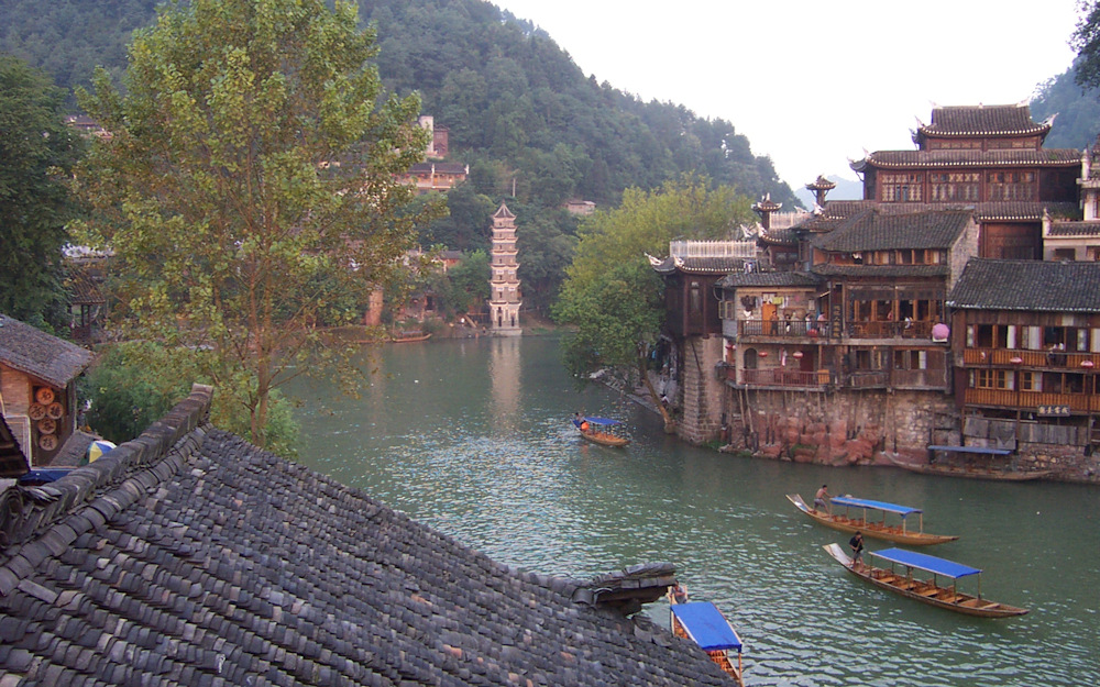 Diaojiaolou stilt houses over the Tuo River